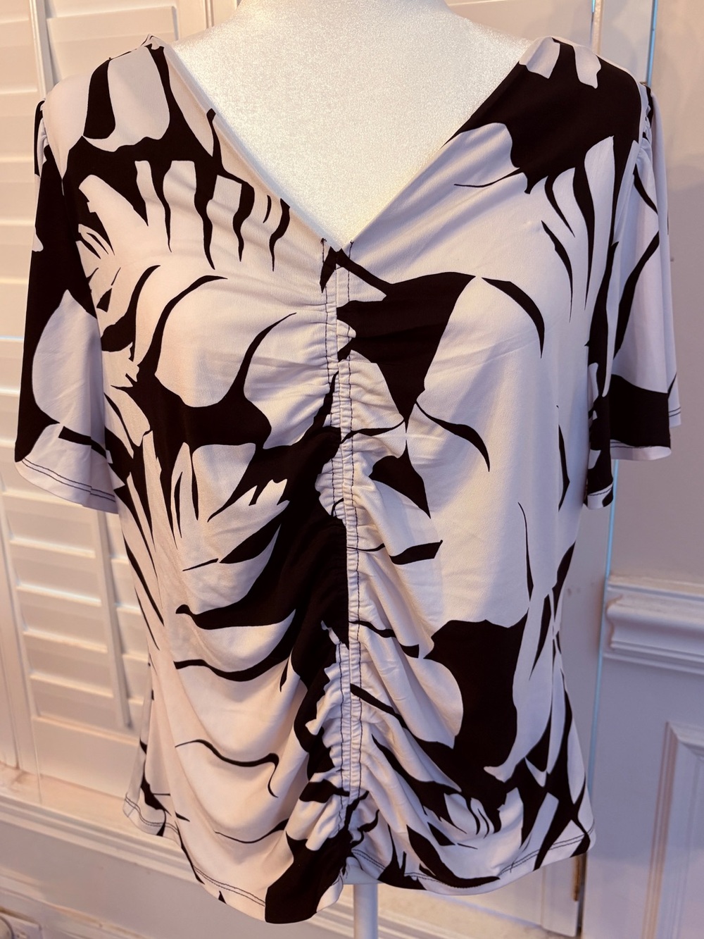White House Black Market Abstract Ruched V-Neck Short Sleeve Top - Black & White